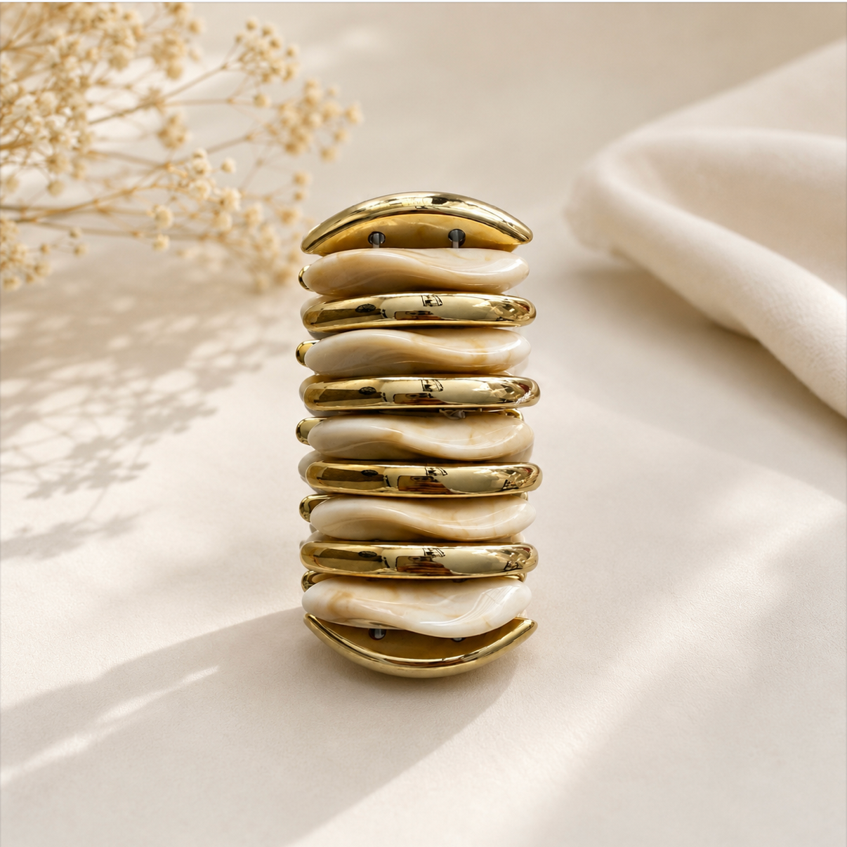 Bracelet manchette beige et doré